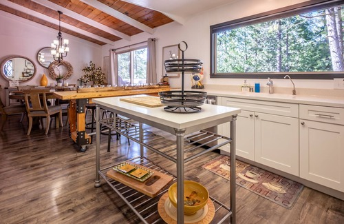 Glencoe Cabin | Knotty Pine-Pet Friendly w/A/C and Hot Tub!