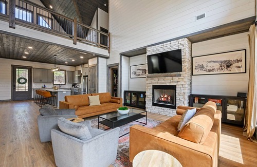 Pickens Cabin | Knotty Pines * Lit Pickleball & Basketball | EV | Pingpong |Pool Table | Hot tub