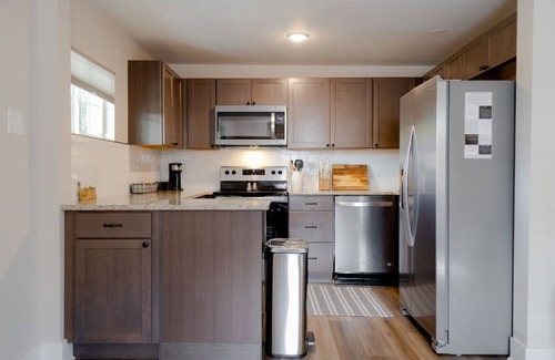 Knoxville Apartment | ✧ Knoxville Historical Hideaway ✧ Midnight Suite