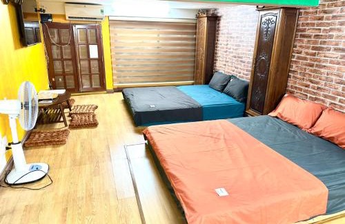 Hang Buom Apartment | Kolor Red Home,Bungalow Old Quarter,4 paxs,3 mins to Hoan Kiem Lake