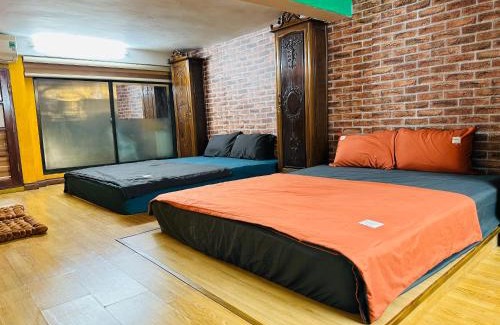 Hang Buom Apartment | Kolor Red Home,Bungalow Old Quarter,4 paxs,3 mins to Hoan Kiem Lake