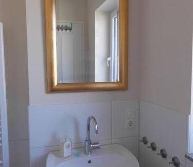 Schonberg Apartment | Komfortferienwohnung "Hauptdeck" in Kalifornien 90 m vom Meer mit Wallbox