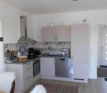 Schonberg Apartment | Komfortferienwohnung "Hauptdeck" in Kalifornien 90 m vom Meer mit Wallbox