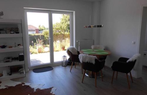 Schonberg Apartment | Komfortferienwohnung "Hauptdeck" in Kalifornien 90 m vom Meer mit Wallbox