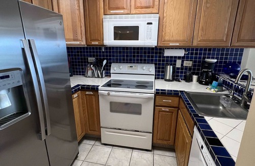 Historic Kailua Village Condo | Kona Alii Oceanview Pool Shops & Restaurants