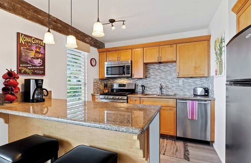 Historic Kailua Village Apartment | Kona Mansions 5-minute Walk to Honls Beach