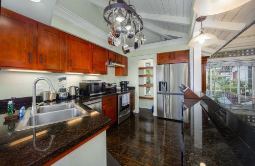 Historic Kailua Village Apartment | Kona Penthouse 2 Bedroom, Relax and Unwind Aloha Style