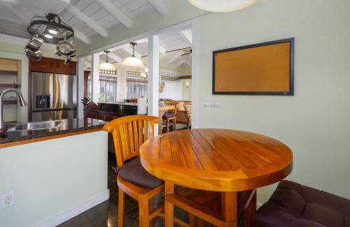 Historic Kailua Village Apartment | Kona Penthouse 2 Bedroom, Relax and Unwind Aloha Style
