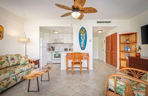 Historic Kailua Village Condo | Kona Plaza#218 2nd Floor Unit in Heart Of Kona Town: AC & Elevators!
