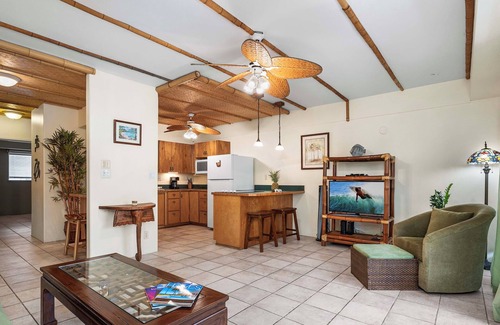 Historic Kailua Village Condo | Kona Plaza#221 Stylish Condo, Able to Walk to everything, Heart of Town, AC!