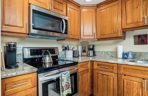 Historic Kailua Village Condo | Kona Plaza 301, Ocean Views and Renovated
