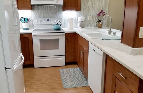 Historic Kailua Village Condo | Kona Reef B34/Beachfront/Walk to Town/Air Con/WiFi/Top Floor