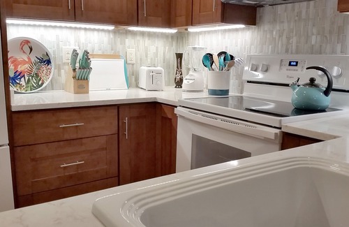 Historic Kailua Village Condo | Kona Reef B34/Beachfront/Walk to Town/Air Con/WiFi/Top Floor