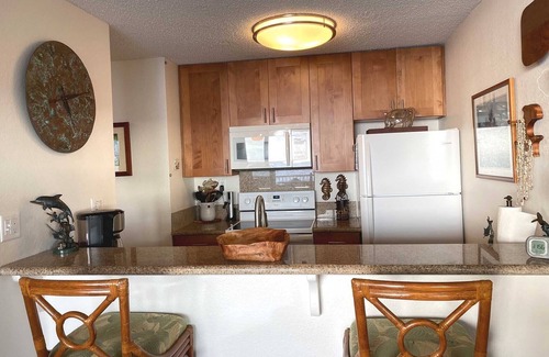 Kailua-Kona Condo | Kona Reef D24 - Direct Ocean Front Condo - Available for Ironman - Oct 4-18 !
