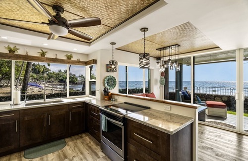 Kailua-Kona Condo | Kona Reef Sand and Surf (beachfront/walk to town)