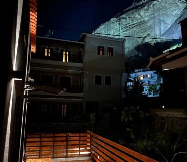 Kalambaka Villa | Korifes lithari 01