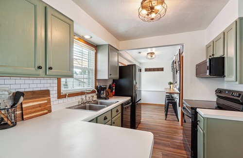 Edgerton Cottage | Kosh Cottage - Beach Vibes & Kayak Rides!