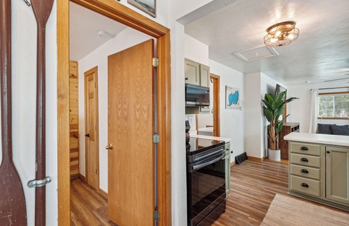 Edgerton Cottage | Kosh Cottage - Beach Vibes & Kayak Rides!