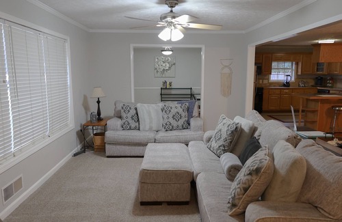 Kennesaw House | Kozy Kennesaw home near KSU and Lakepoint Sports