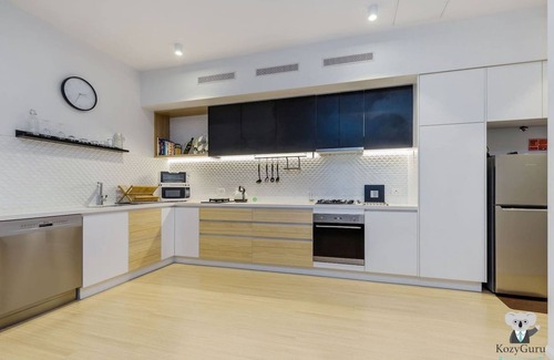 West End Apartment | KOZYGURU | West End | 10 mins to City | 1 Bed APT + FREE PARKING | QWE017