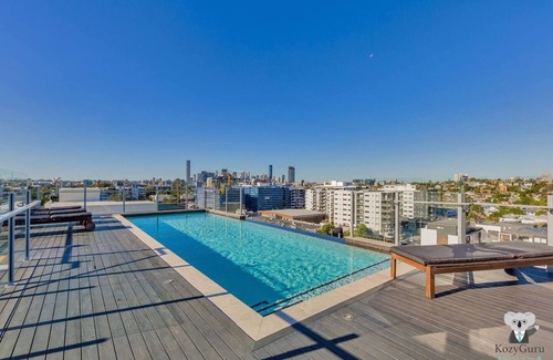 West End Apartment | KOZYGURU | West End | 10 mins to City | 1 Bed APT + FREE PARKING | QWE017