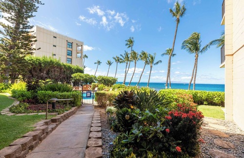 Kihei Condo | KR405-Beautifully Remodeled Beachfront Condo with Park and White Sand Beach!