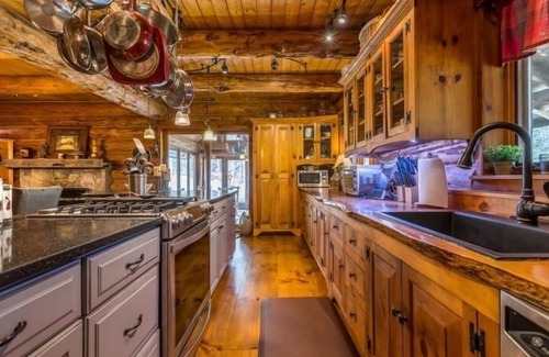 Stratton and Bromley Ski Areas House | Kresge Luxurious Grand Cabin At Stratton and Bromley Mountains, up to 6 guests.