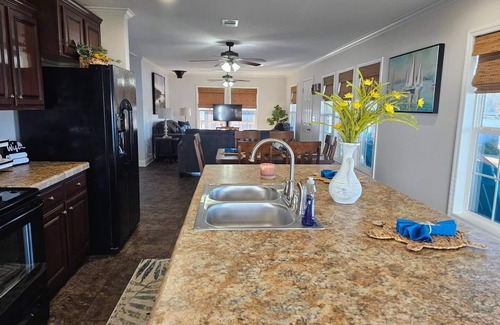 Cross Hill Cottage | Kristen's Lakeside Retreat with hot tub!