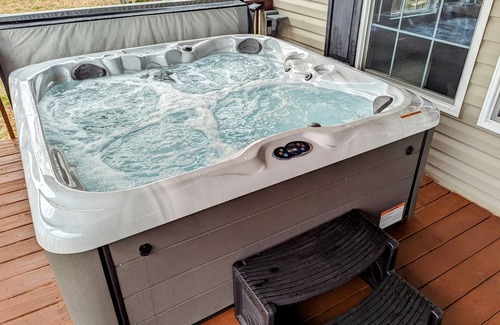 Cross Hill Cottage | Kristen's Lakeside Retreat with hot tub!