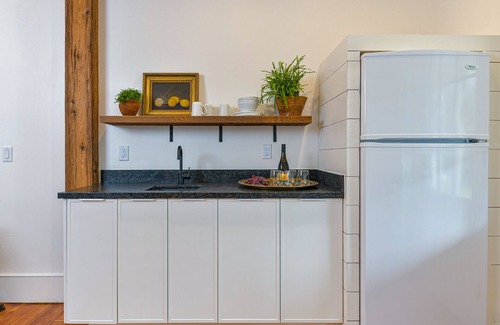 Jacksonville House | Kubli Haus - Suite #2 ~ Luxury, Style & Location, 1 block to Britt
