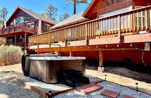 Castle Glen Estates House | Kubo Del Sol - DREAM LOCATION WITH HOT TUB! Beautiful, light and bright log cabin!
