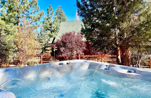 Castle Glen Estates House | Kubo Del Sol - DREAM LOCATION WITH HOT TUB! Beautiful, light and bright log cabin!
