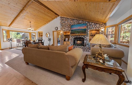 Castle Glen Estates House | Kubo Del Sol - DREAM LOCATION WITH HOT TUB! Beautiful, light and bright log cabin!