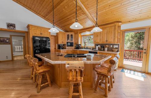 Castle Glen Estates House | Kubo Del Sol - DREAM LOCATION WITH HOT TUB! Beautiful, light and bright log cabin!