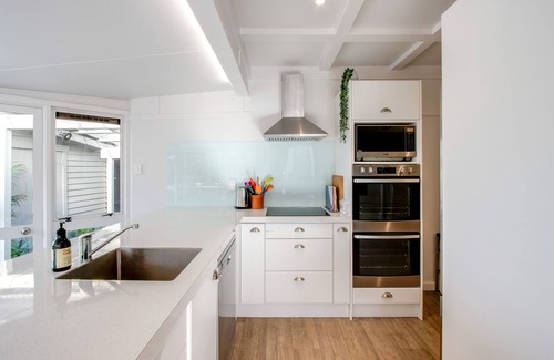 Clifton House | Kuku Villa - Te Awanga Holiday Home