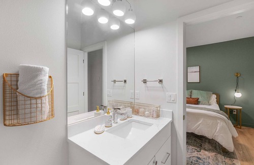 Minor House | Kurt's Sweet Suite - 84 Walkscore!