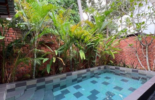 Air Hangat House | Kutum's Wooden House - Private Pool, Breakfast & Cafe