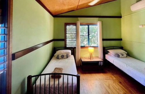 Wongaling Beach House | Kwila Cottage- Pet Friendly!