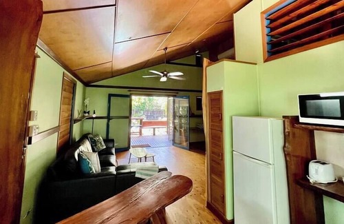 Wongaling Beach House | Kwila Cottage- Pet Friendly!