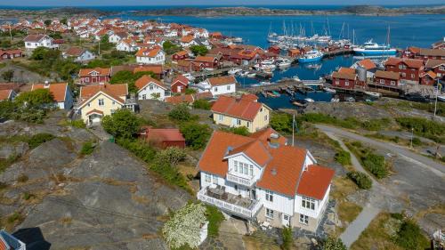 Karingon Apartment | Lägenhet med havsutsikt & uteplats i vårt hus på Käringön