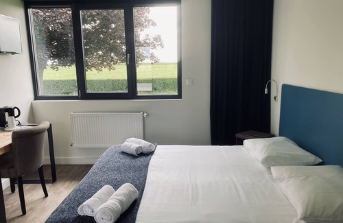 Buigny-Saint-Maclou Hotel | L'aérodrome de la Baie de Somme