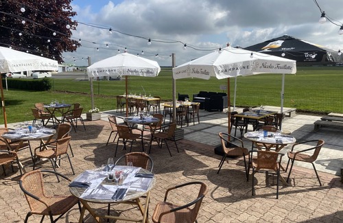 Buigny-Saint-Maclou Hotel | L'aérodrome de la Baie de Somme
