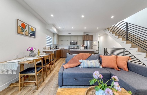 Sherman Oaks House | L.A Haven Georgous Townhome Garage Park
