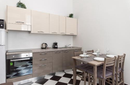 Pre Apartment | L'Acquario del principe, vicoli, porto e lanterna