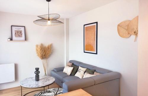 Castres Apartment | L'alcôve - T2 Calme, Terrasse & Parking privé