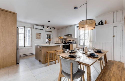 Quartier 5-4 Apartment | L'Ancestrale-3 bedroom-1.5 bathroom