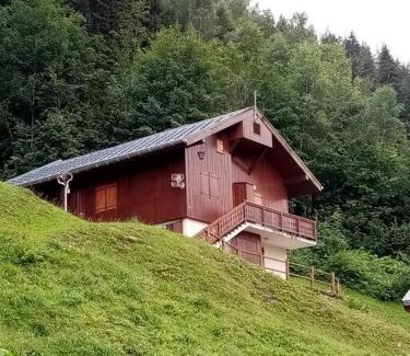 Beaufort Apartment | L'appartement LES BOSSONS en lisière de forêt dans le chalet Génépi