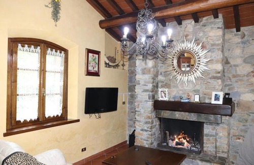 Cascine-La Croce Villa | L’Artemisia - Villa con camino sul ruscello