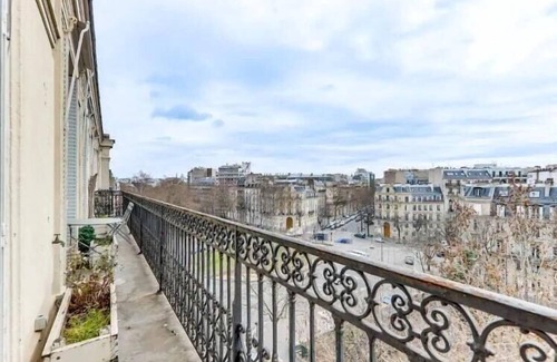 17th Arrondissement Apartment | L'Ecrin - Bright and beautiful views -Batignolles