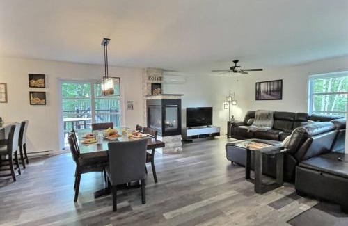 Petite-Riviere-Saint-Francois Ski Chalet | L'Escale de la Martine - Intimité, SPA et boisé